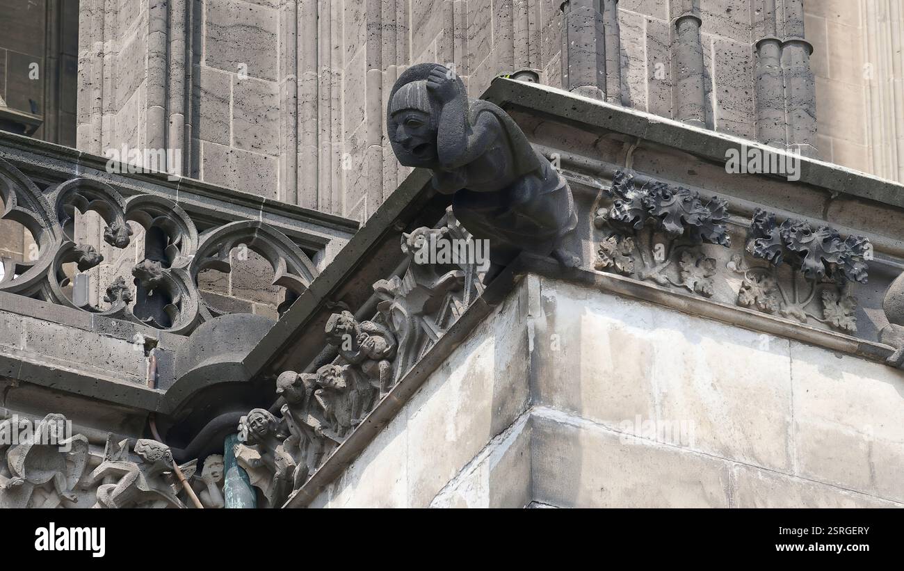Komplizierter gotischer Gargoyle auf einem historischen Domgebäude Stockfoto