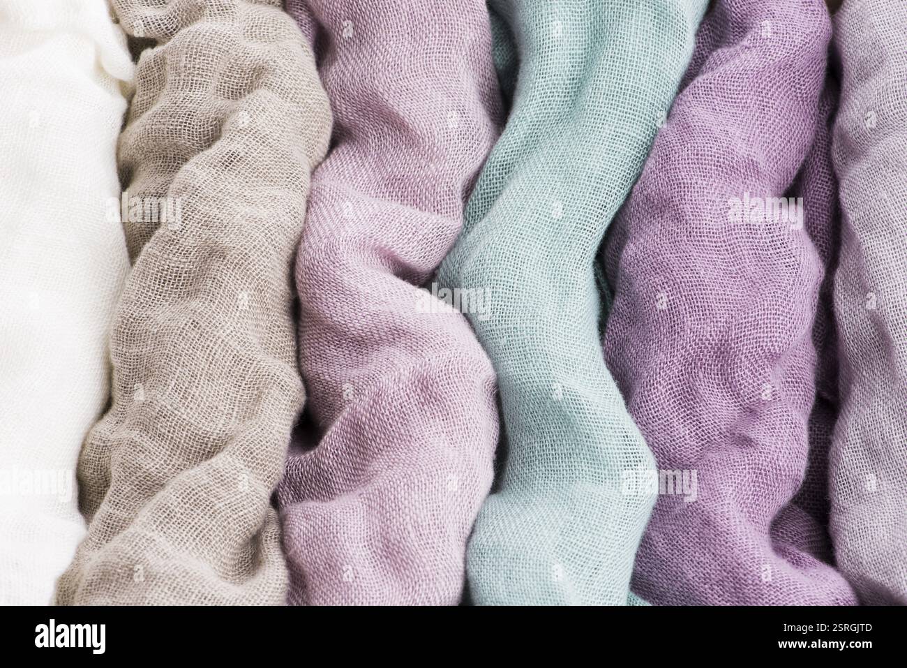Mehrfarbiges Textil mit violetten Farbtönen und bunten Akzenten und satter, detailreicher Textur, Flachs Stockfoto