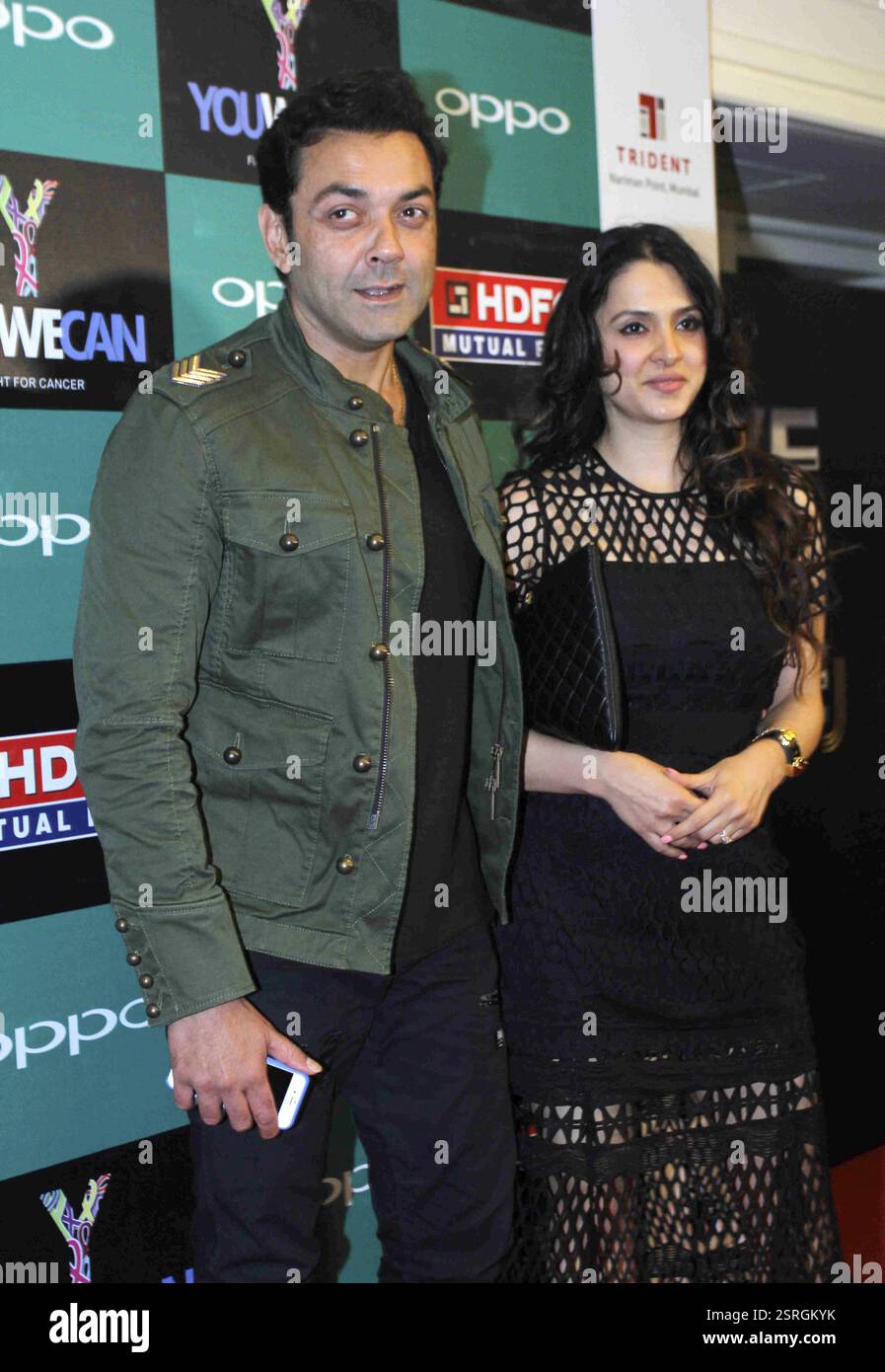 Bollywood-Schauspieler Bobby Deol entlang Tania Deol Start indischer Cricketspieler Yuvraj Singh Marke YWC entworfen Shantanu Nikhil Mumbai Stockfoto