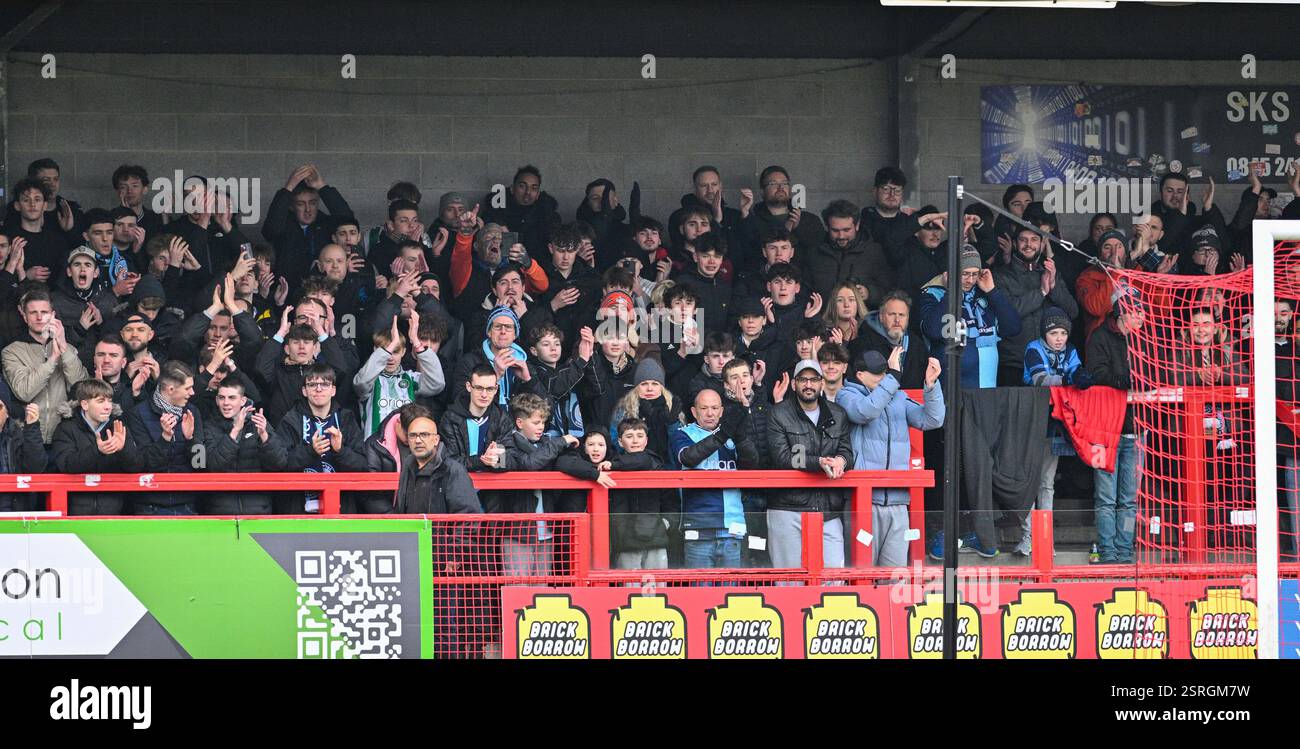 Fans der Wycombe Wanderers während des Sky Bet EFL League One Spiels zwischen Crawley Town und Wycombe Wanderers im Broadfield Stadium, Crawley, UK - 14. Februar 2025. Foto Simon Dack / Teleobjektive nur für redaktionelle Zwecke. Kein Merchandising. Für Football Images gelten Einschränkungen für FA und Premier League, inc. Keine Internet-/Mobilnutzung ohne FAPL-Lizenz. Weitere Informationen erhalten Sie bei Football Dataco Stockfoto