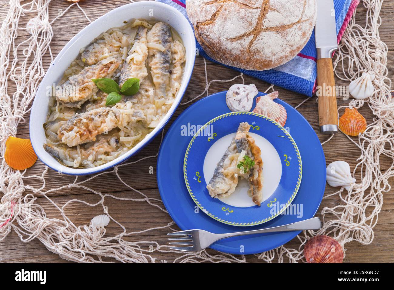 Sauer eingelegte gebratene Heringe Stockfoto
