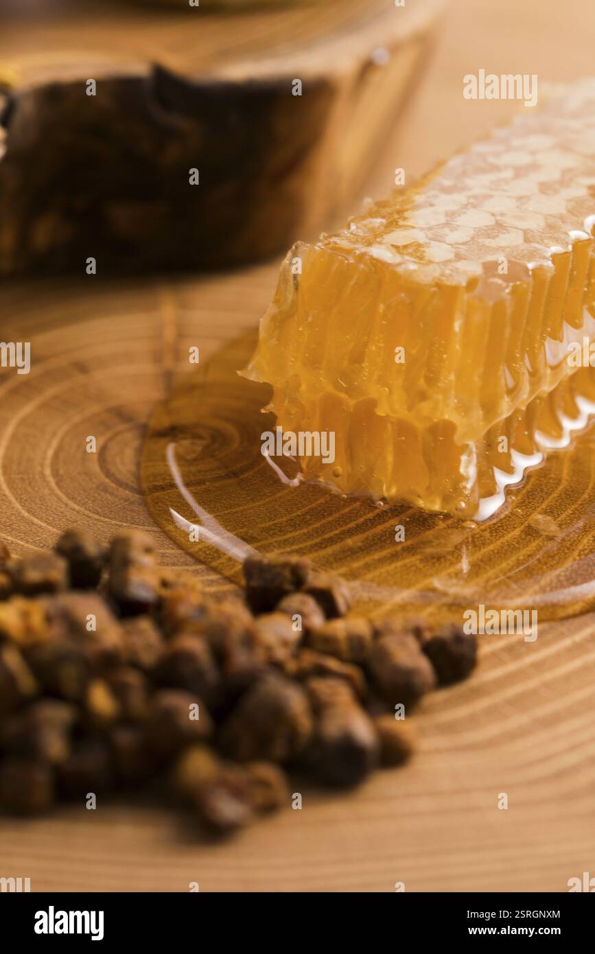 Waben, Pollen und Propolis Stockfoto
