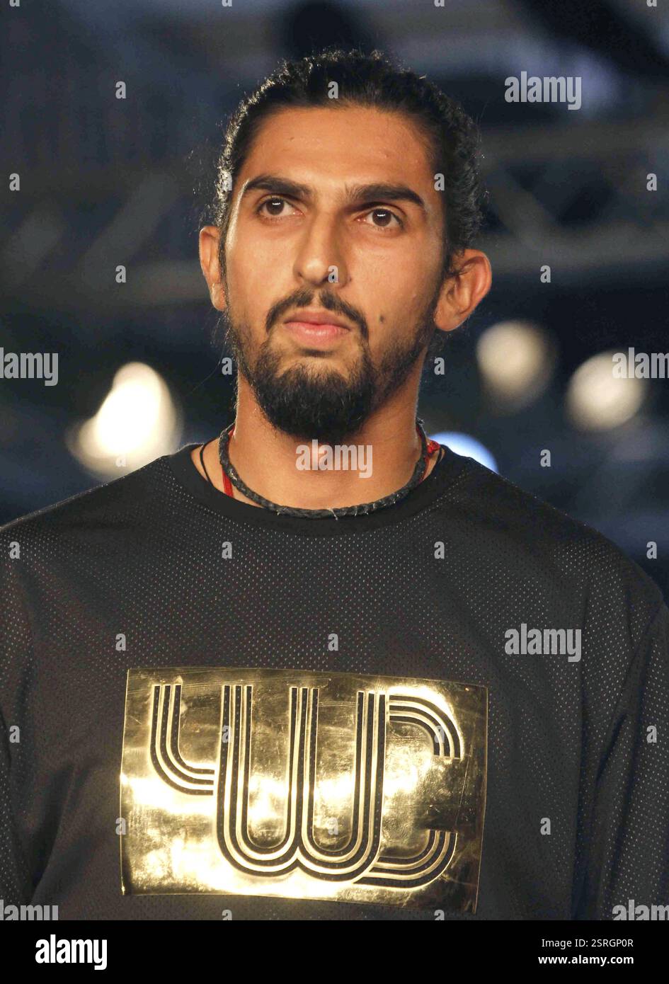 Indischer Cricketspieler Ishant Sharma Spaziergänge Rampe Start Yuvraj Singh Bekleidungsmarke YWC entworfen Shantanu Nikhil Mumbai Stockfoto