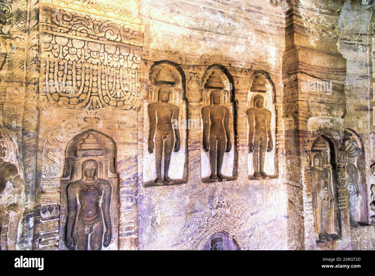 Jain Gods Reliefskulptur, Felsentempel, Badami, Bagalkot, Karnataka, Indien, Asien Stockfoto
