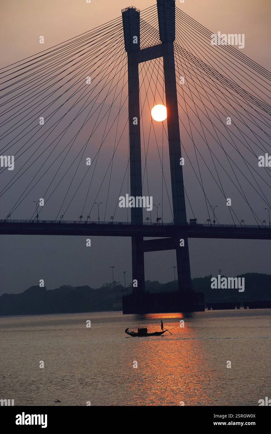Boot im Fluss Ganges zurück zur neuen Howrah Vidyasagar Setu Brücke, Kalkutta, Westbengalen, Indien, Asien Stockfoto