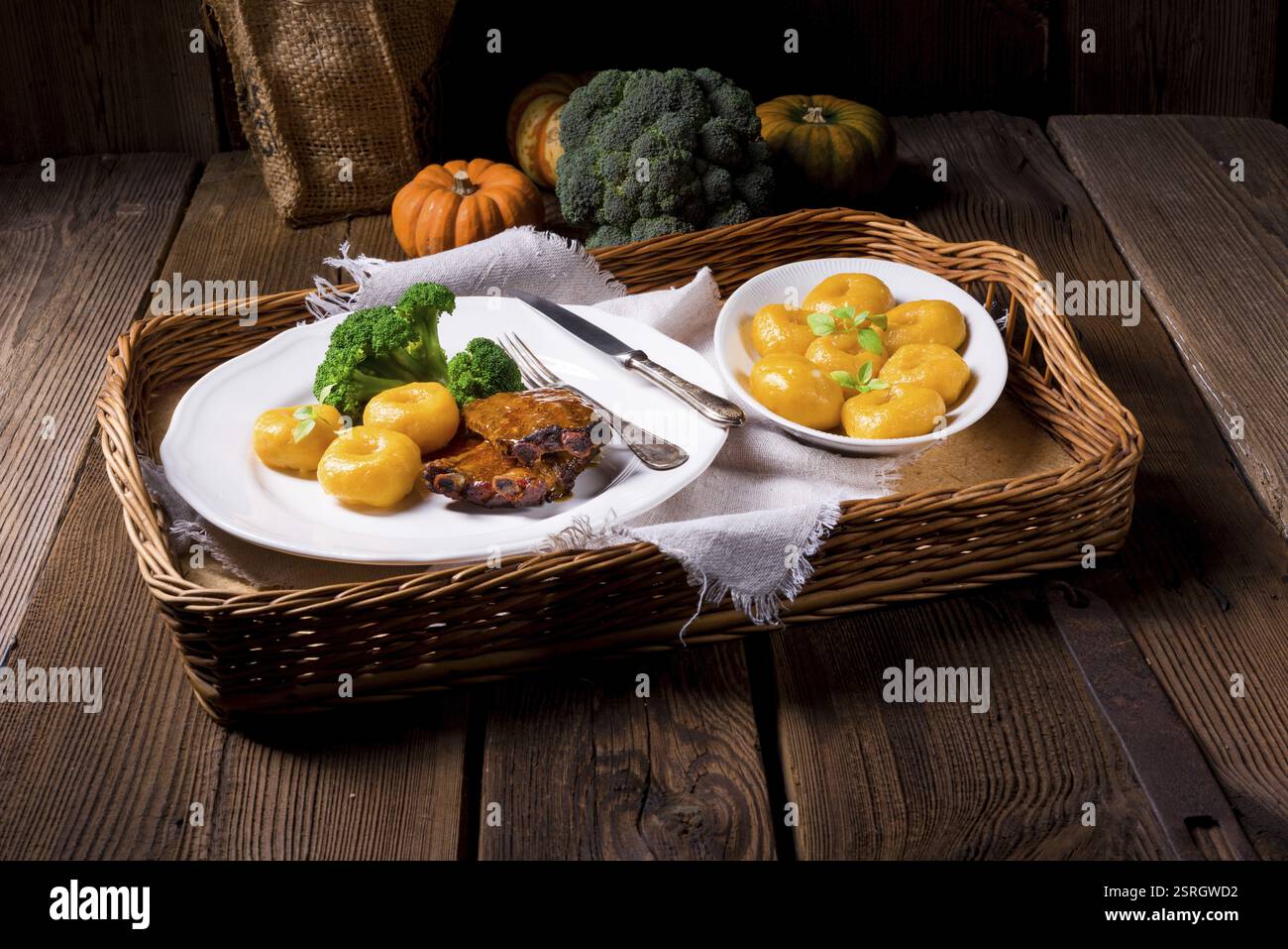 Knödel mit Kürbismus und gegrillten Rippchen Stockfoto