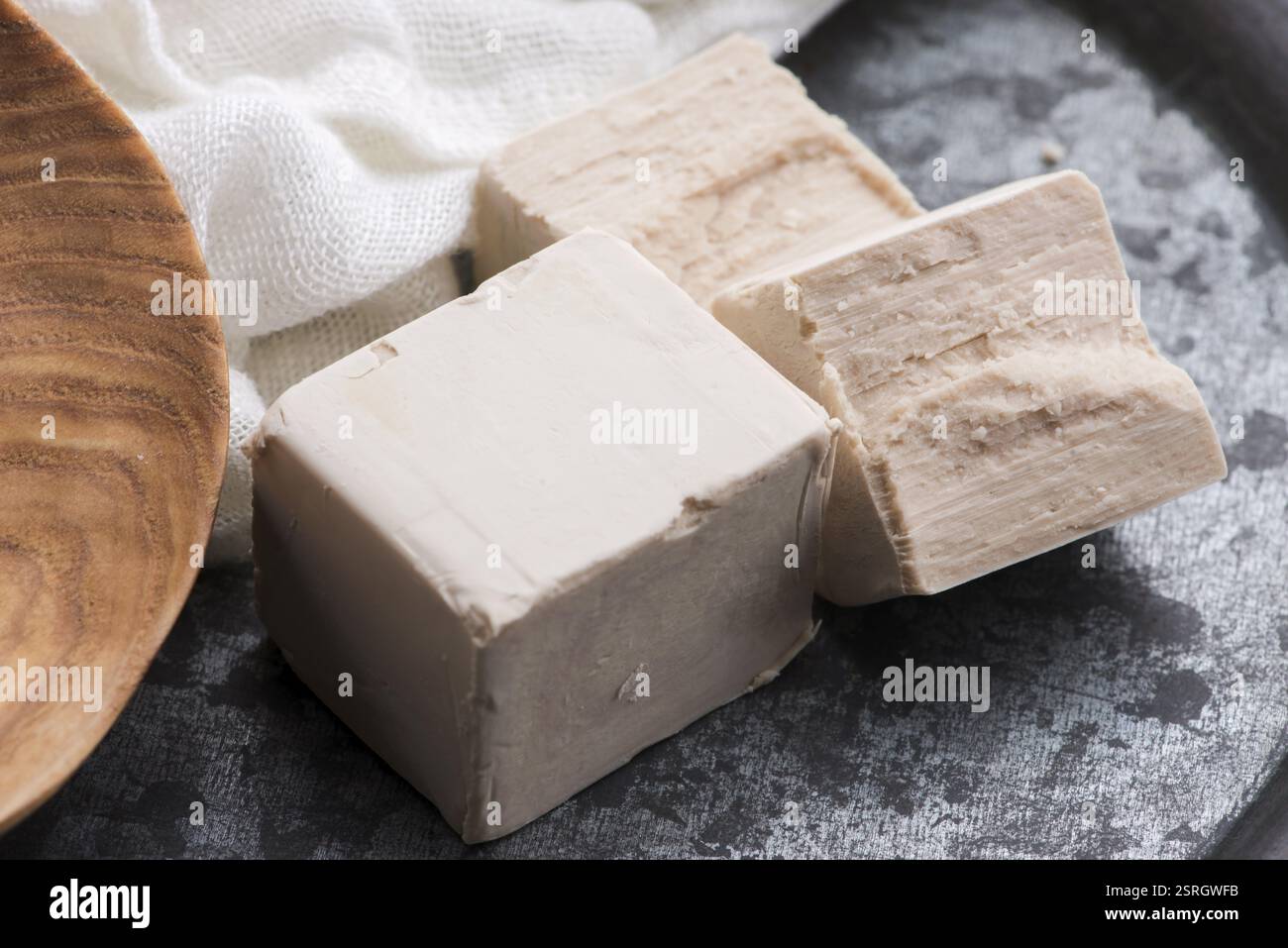 Frisch gepresste Hefe Servierbrett, selektiver Fokus Stockfoto