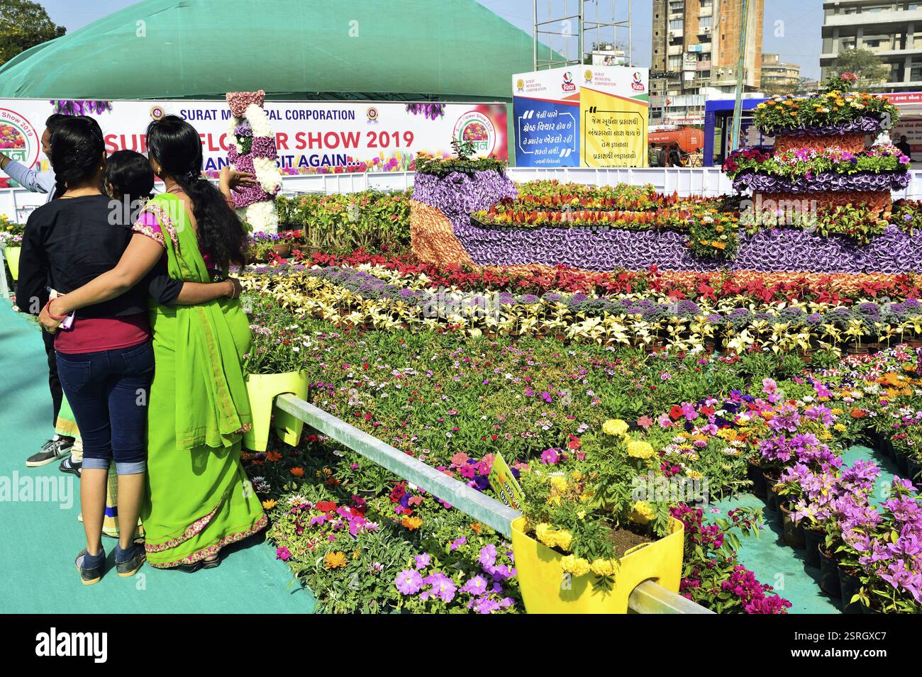 Menschen im Blumengarten posiert, Flower Show, Surat, Gujarat, Indien, Asien Stockfoto