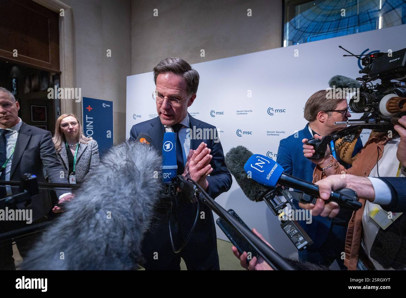 MÜNCHEN, DEUTSCHLAND - 14. Februar 2025 - NATO-Generalsekretär Mark Rutte spricht mit Journalisten auf der Münchner Sicherheitskonferenz in München - Stockfoto