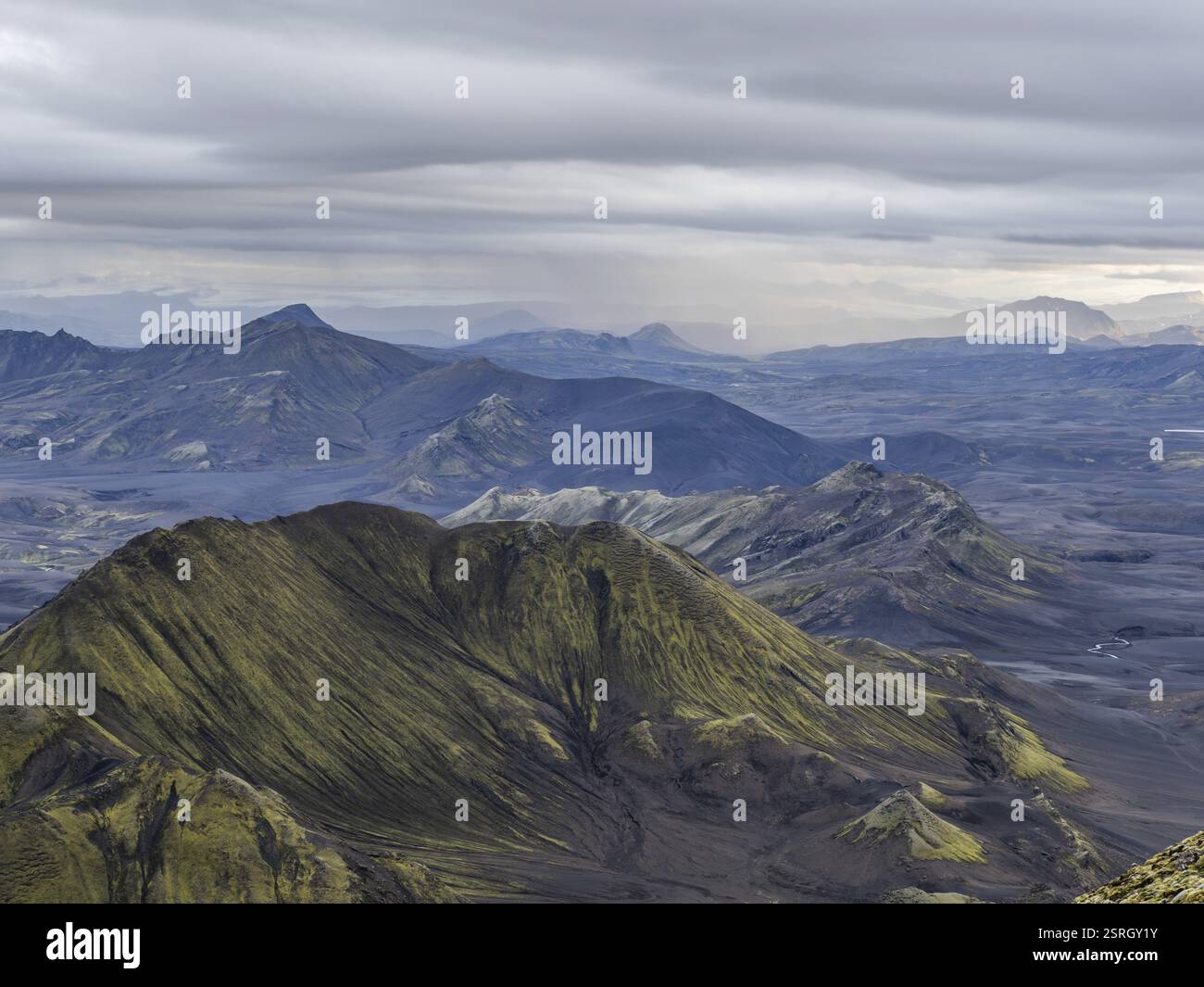 Wolkige Stimmung, Blick vom Gipfel des Mount Sveinstindur auf vulkanische Landschaft, Highlands, Island, Europa Stockfoto