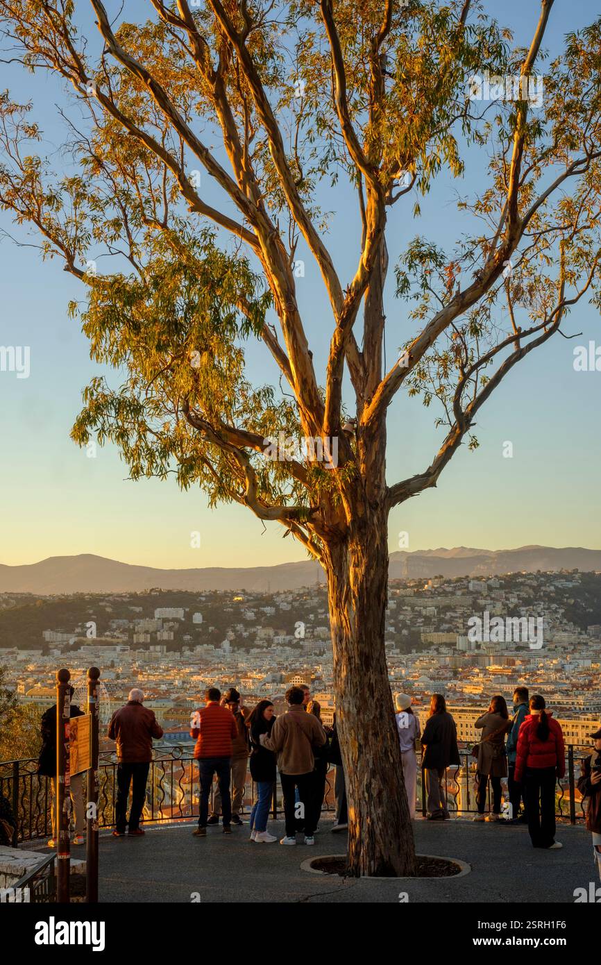 Touristen in Nizza, Frankreich, genießen während der goldenen Stunde eine malerische Aussicht und genießen atemberaubende Ausblicke auf die Stadtlandschaft. Stockfoto