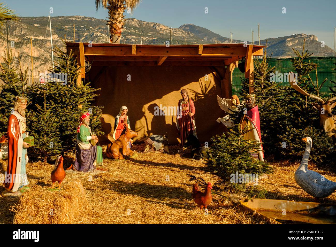 Eine Krippe im Freien in Cap Ferrat an der französischen Riviera mit lebensgroßen Figuren und festlichen Dekorationen, die den Weihnachtsgeist einfangen Stockfoto
