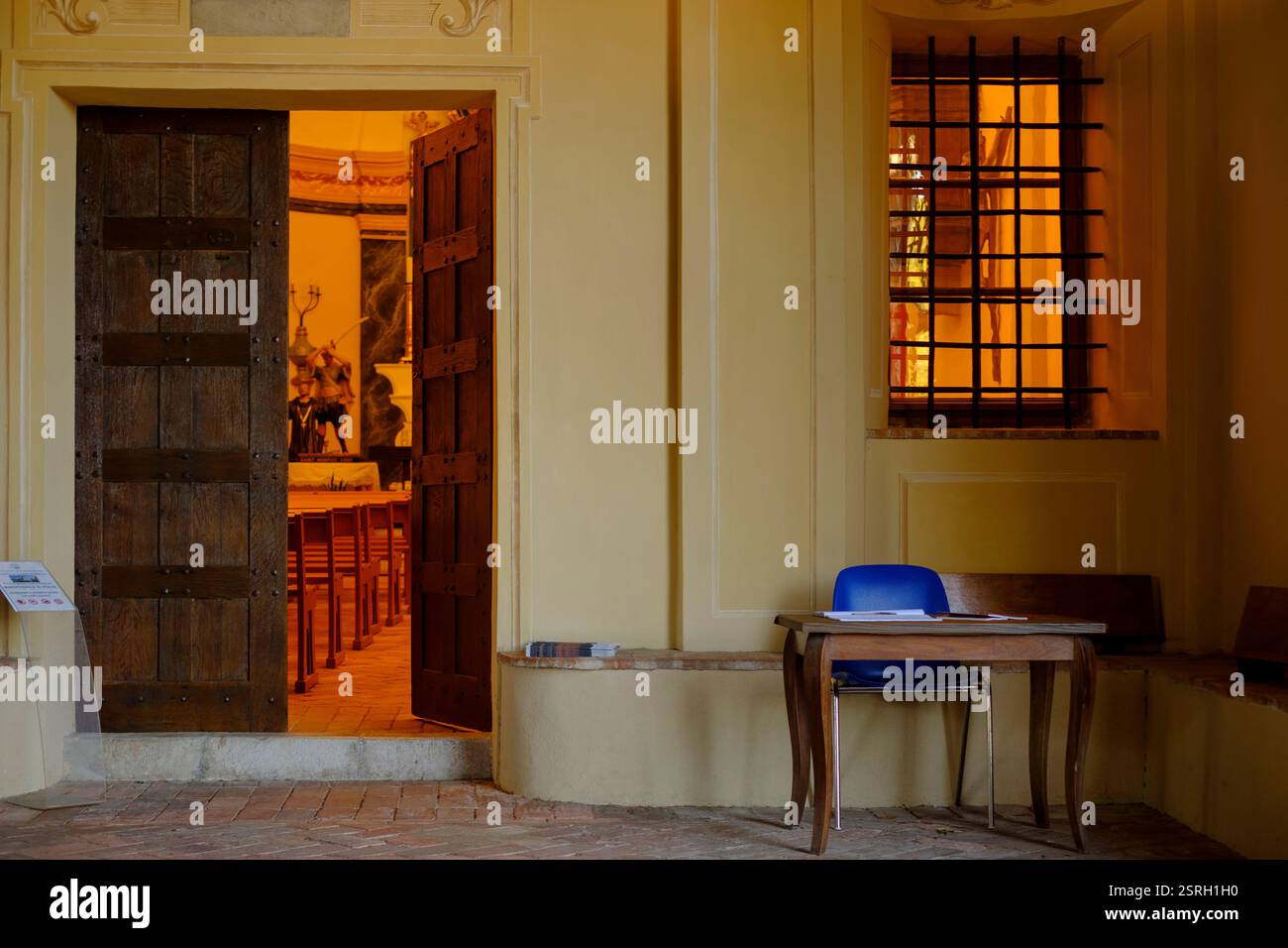 Die majestätische Saint-Hospice-Kapelle in Saint-Jean-Cap-Ferrat, Frankreich, lädt zur Erkundung der reichen Geschichte und künstlerischen Schätze ein. Stockfoto