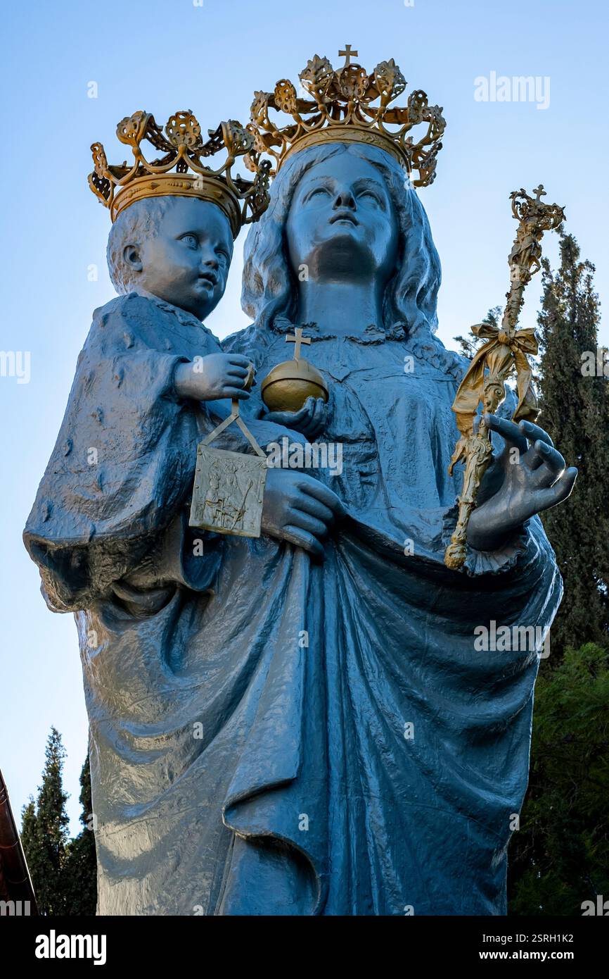 Die 11,4 m hohe Bronzestatue der Jungfrau und ihres Kindes der Kapelle Saint-Hospiz in Saint-Jean Cap-Ferrat Stockfoto