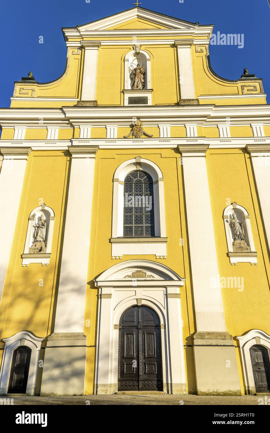 Vor dem gelben Gebäude der katholischen Kirche St. Verena, Rot an der Rot, Schwaben, Baden-Württemberg, Deutschland, Europa Stockfoto