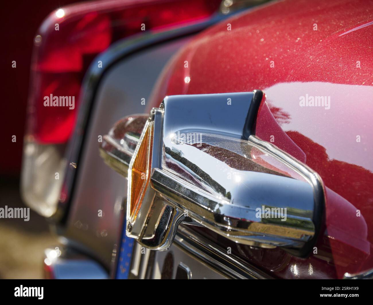 Detail eines Oldtimers mit roter Lackierung und chromfarbenem Rücklicht, Bocholt, Münsterland, Deutschland, Europa Stockfoto
