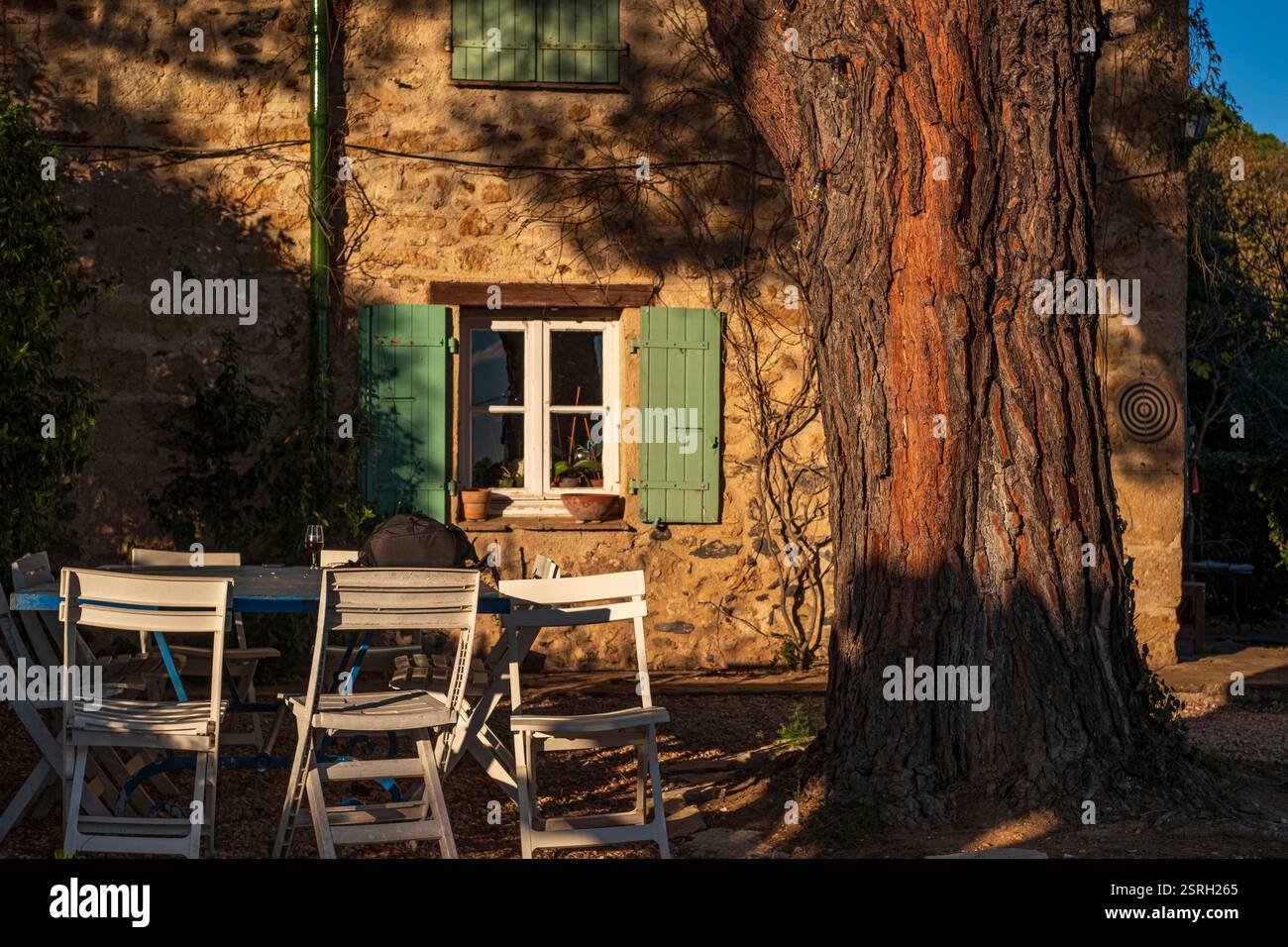 Ein charmantes Steinhaus in Pezenas, Frankreich, eingebettet im Herzen von Occitanie, zeigt die lebendige Weinkultur der Region. Stockfoto Ein charmantes Steinhaus in Pezenas, Frankreich, eingebettet im Herzen von Occitanie, zeigt die lebendige Weinkultur der Region. Stockfoto