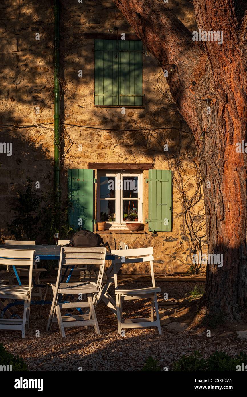 Ein charmantes Steinhaus in Pezenas, Frankreich, eingebettet im Herzen von Occitanie, zeigt die lebendige Weinkultur der Region. Stockfoto Ein charmantes Steinhaus in Pezenas, Frankreich, eingebettet im Herzen von Occitanie, zeigt die lebendige Weinkultur der Region. Stockfoto