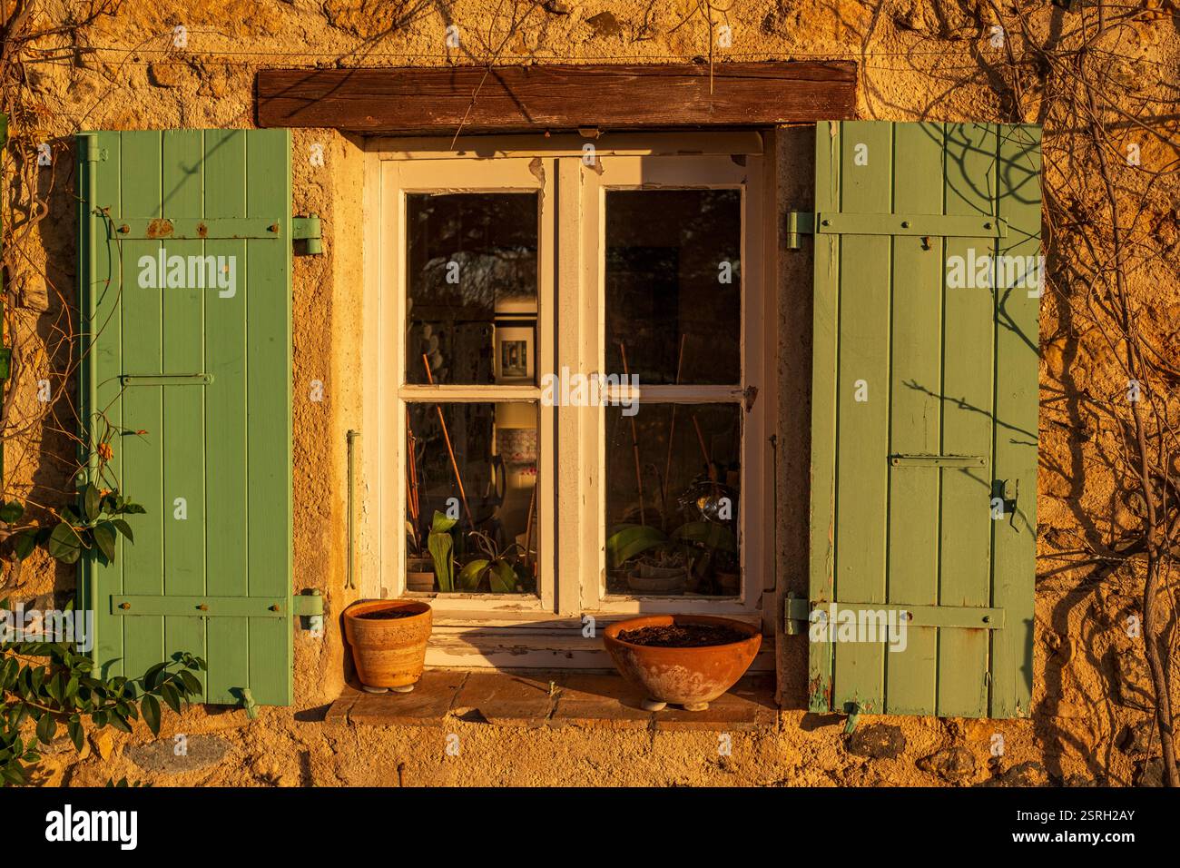 Ein charmantes Steinhaus in Pezenas, Frankreich, eingebettet im Herzen von Occitanie, zeigt die lebendige Weinkultur der Region. Stockfoto Ein charmantes Steinhaus in Pezenas, Frankreich, eingebettet im Herzen von Occitanie, zeigt die lebendige Weinkultur der Region. Stockfoto