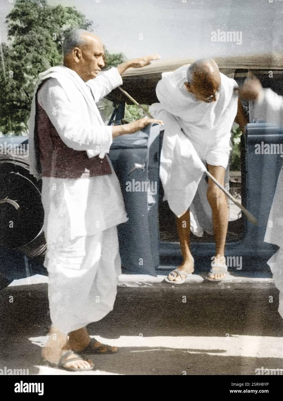 Mahatma Gandhi begleitete Sardar Vallabhbhai Patel und erreichte Wardha aus Sevagram, Indien, Asien, 1937, Asien Stockfoto