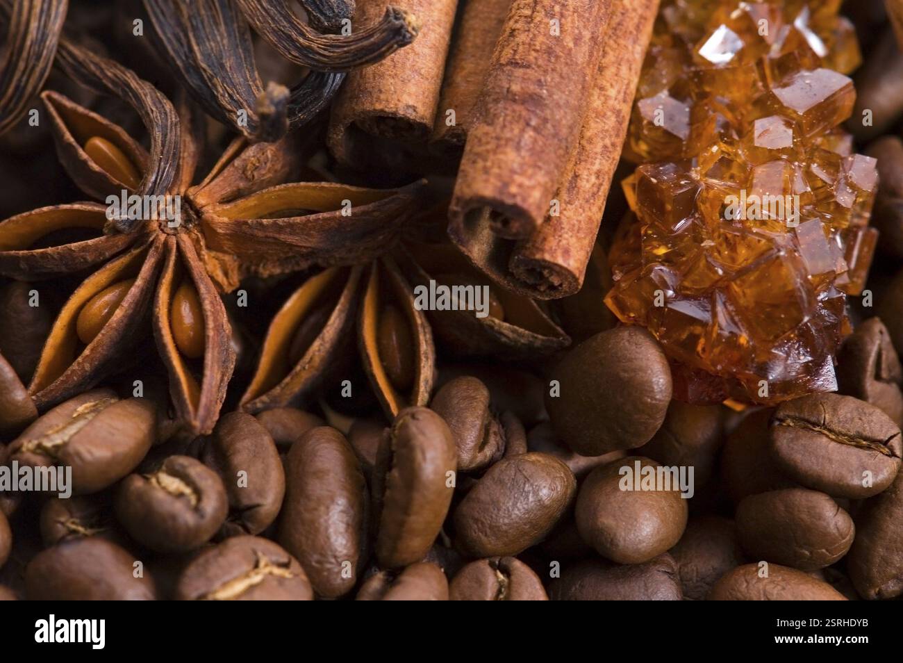 Aromaskaffee. Inhaltsstoffe. Kaffeebenen, Anis, Schokolade, Kardamon, Zimt, Zucker Stockfoto