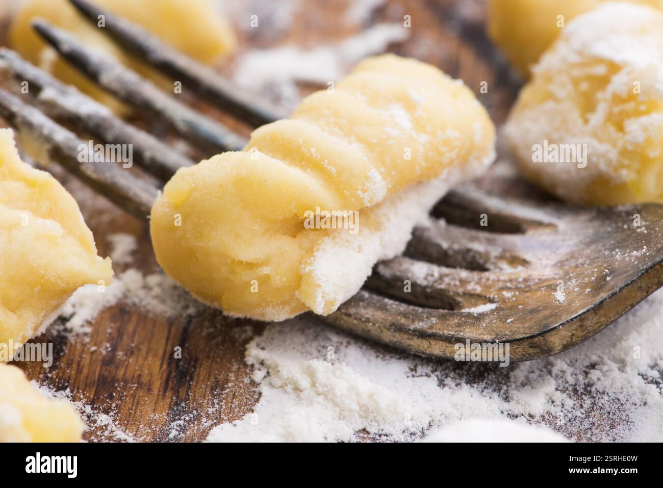 Ungekochte hausgemachte Kartoffelgnocchi mit Gabel Stockfoto