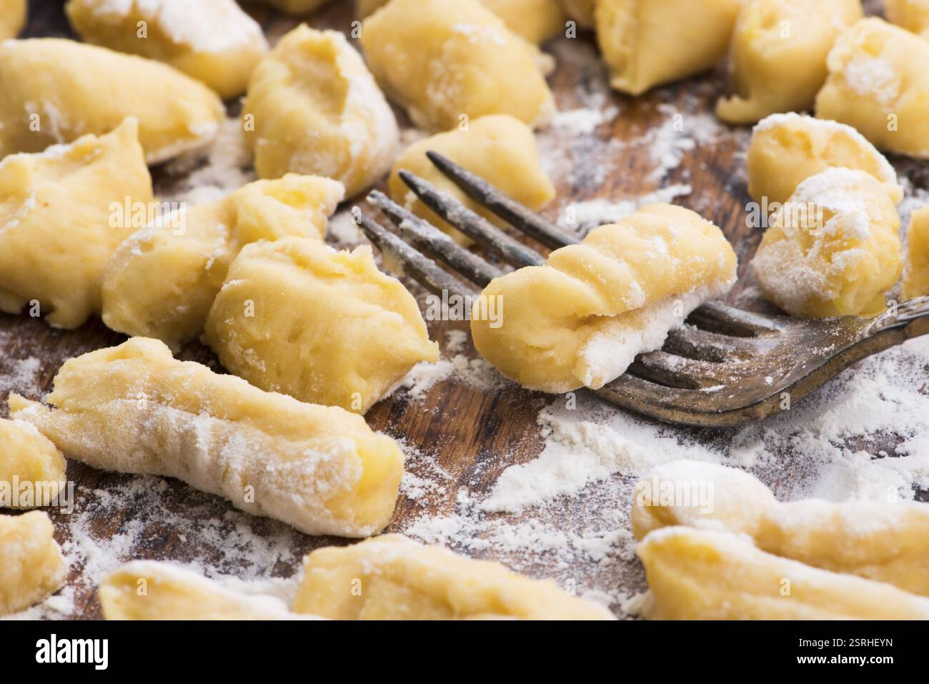 Ungekochte hausgemachte Kartoffelgnocchi mit Gabel Stockfoto