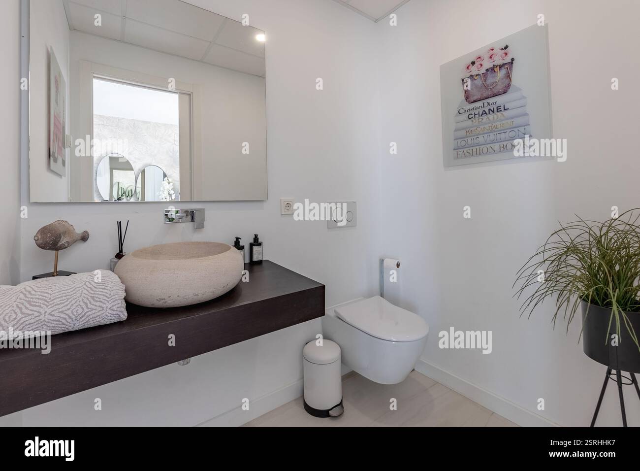 Ein Bild von einem kleinen Gästebad in einer mediterranen Ferienwohnung Stockfoto