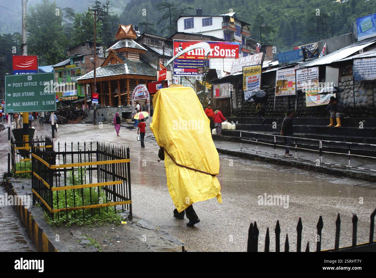 Die Arbeit trägt Gepäck auf dem Rücken auf dem Hauptbasar in Manali, Himachal Pradesh, Indien, Asien Stockfoto