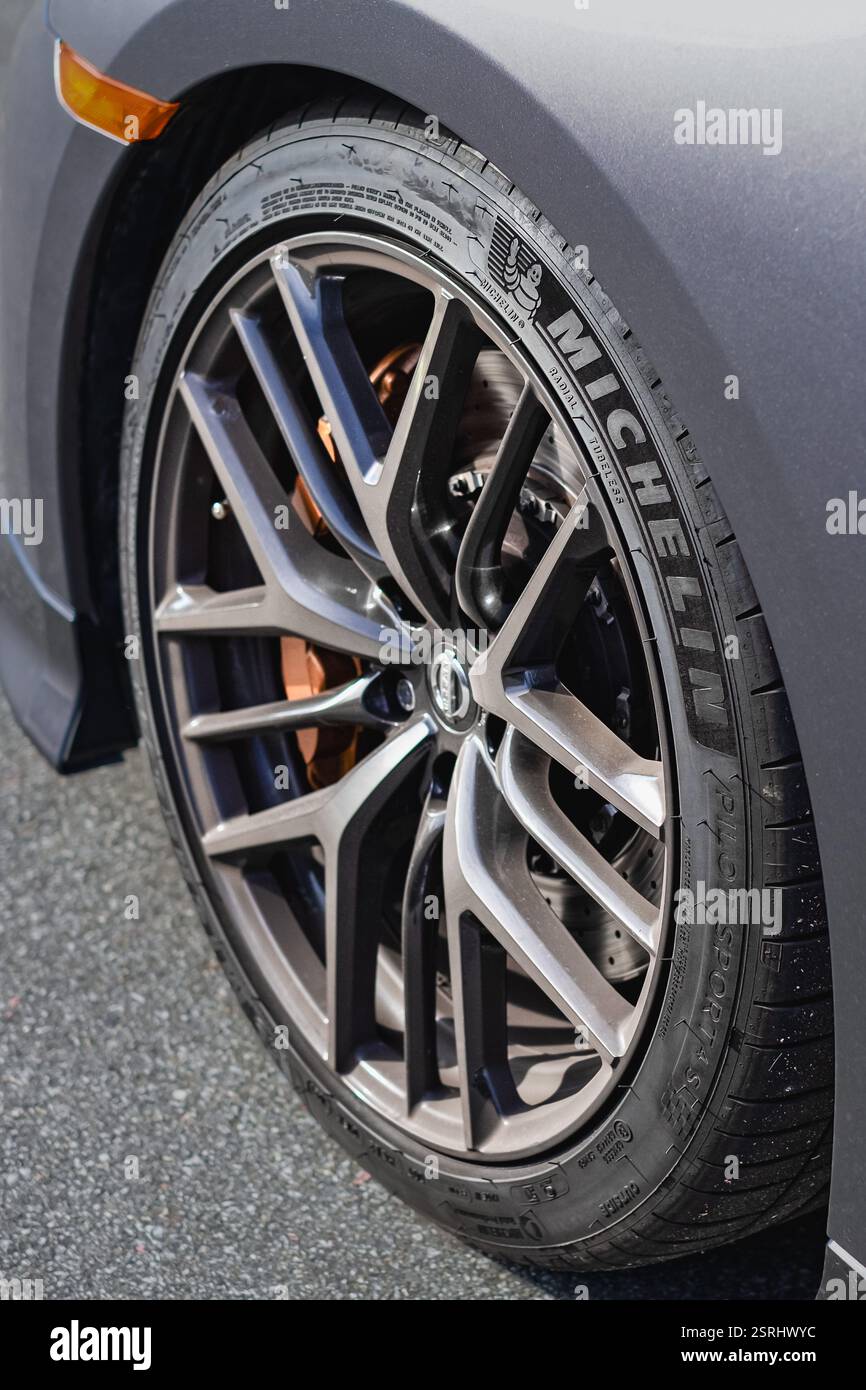 Michelin-Logo auf dem Nissan-Rad. Michelin-Reifen aus nächster Nähe. Michelin PILOT SPORT 4 S Reifenlogo aus nächster Nähe. Editorial, Nobody-11 Stockfoto