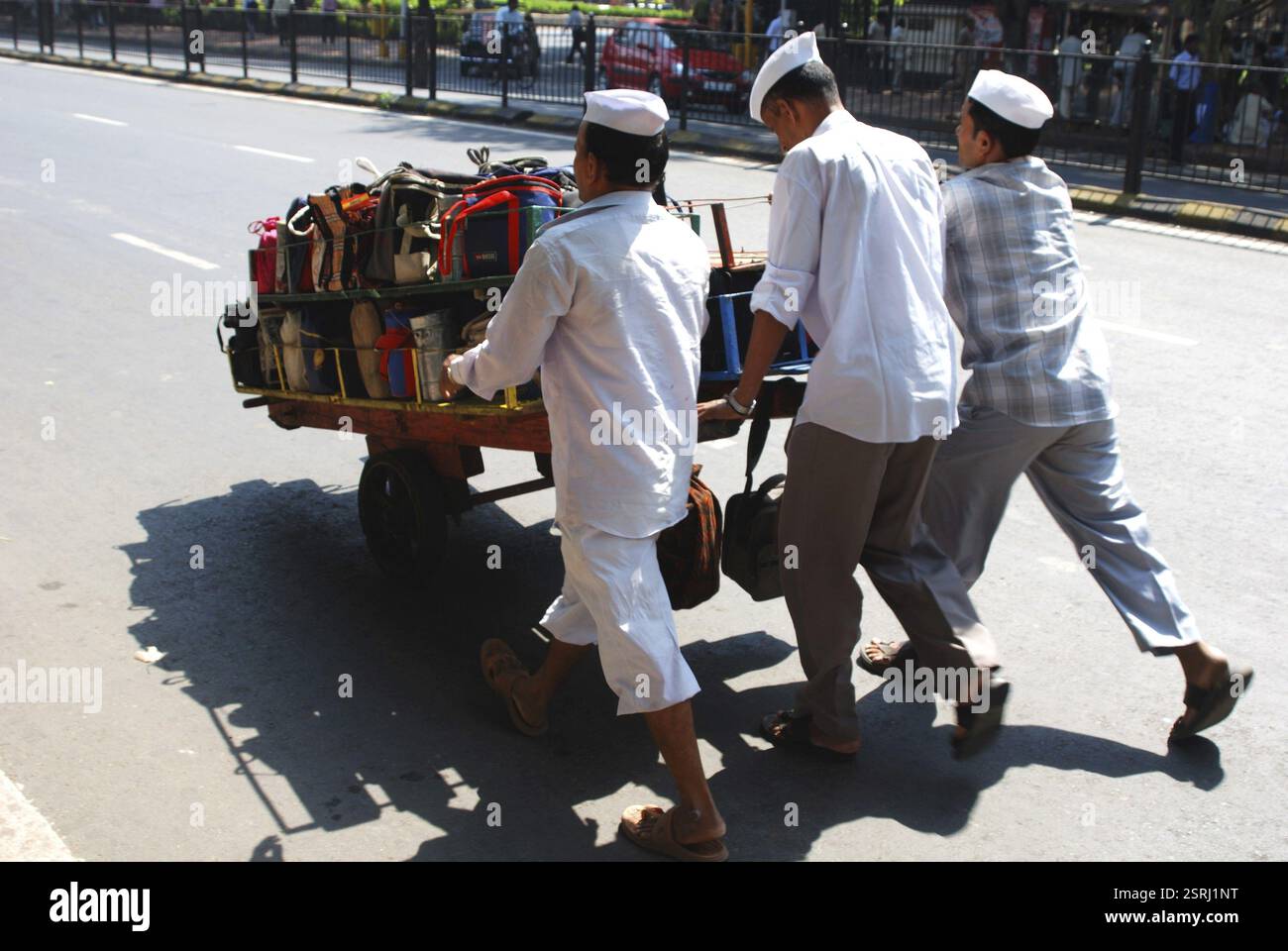Dabbawala mit Lunchboxen auf Handkarren, Bombay Mumbai, Maharashtra, Indien, Asien Stockfoto