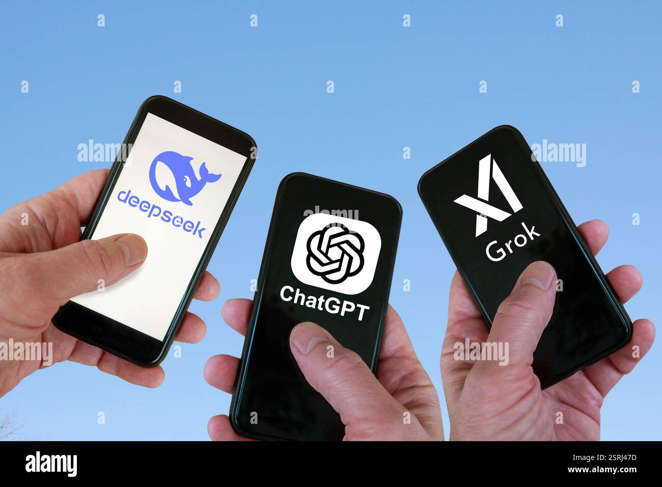 DeepSeek ChatGPT Open AI und Grok Logos auf Smartphone-Bildschirmen in Händen gehalten mit blauem Himmel Hintergrund. Kopenhagen, Dänemark - 16. Januar 2025. Stockfoto