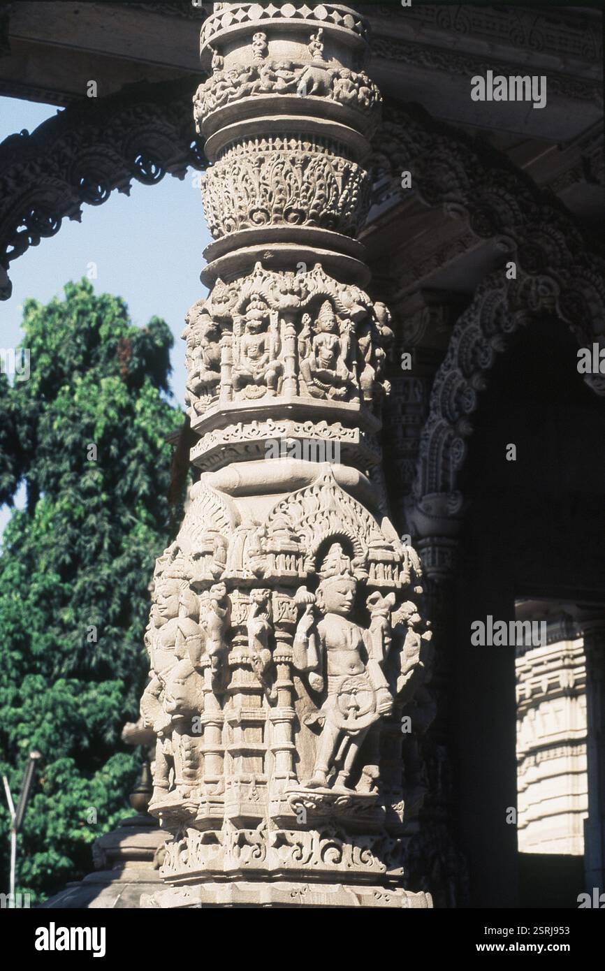 Reich geschnitzten Säule der Hutheesing Jain Tempel, Ahmedabad, Gujarat, Indien, Asien Stockfoto