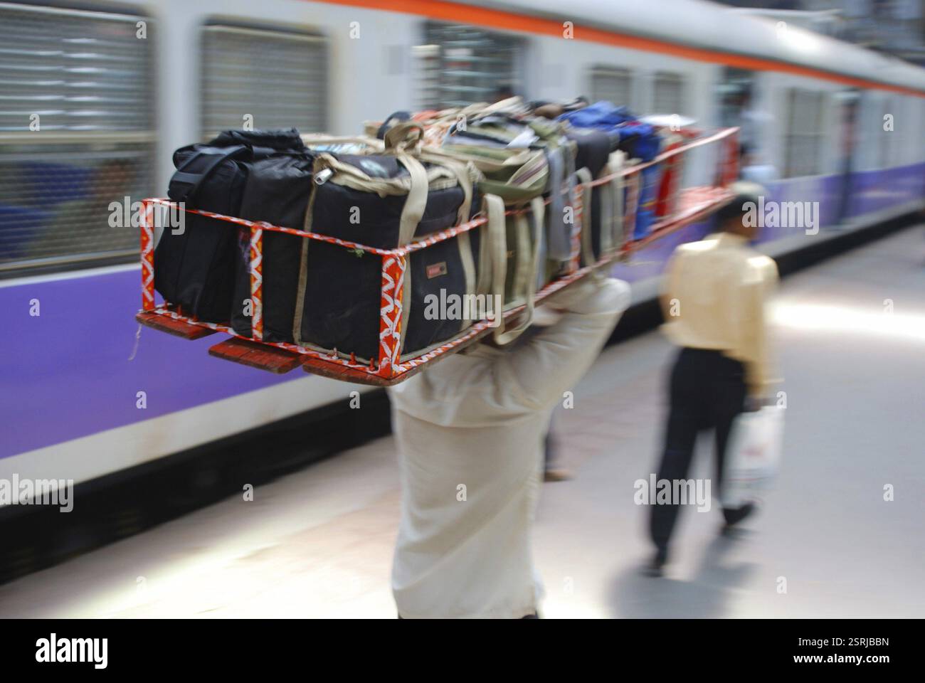 Dabbawala mit Lunchboxen am Bahnsteig, Bombay Mumbai, Maharashtra, Indien, Asien Stockfoto