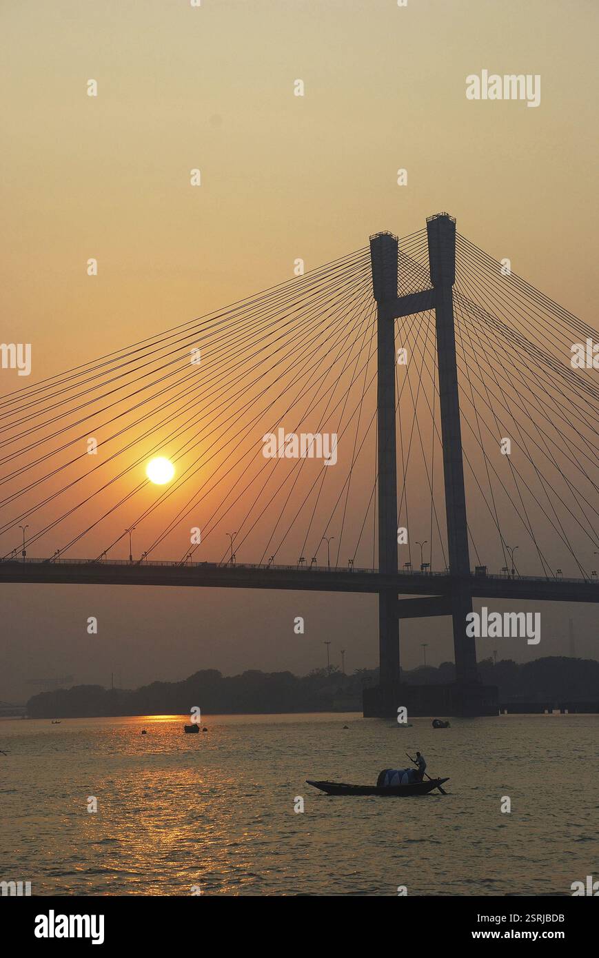 Boot im Fluss Ganges neue Howrah Vidyasagar Setu Brücke, Kolkata, Westbengalen, Indien, Asien Stockfoto