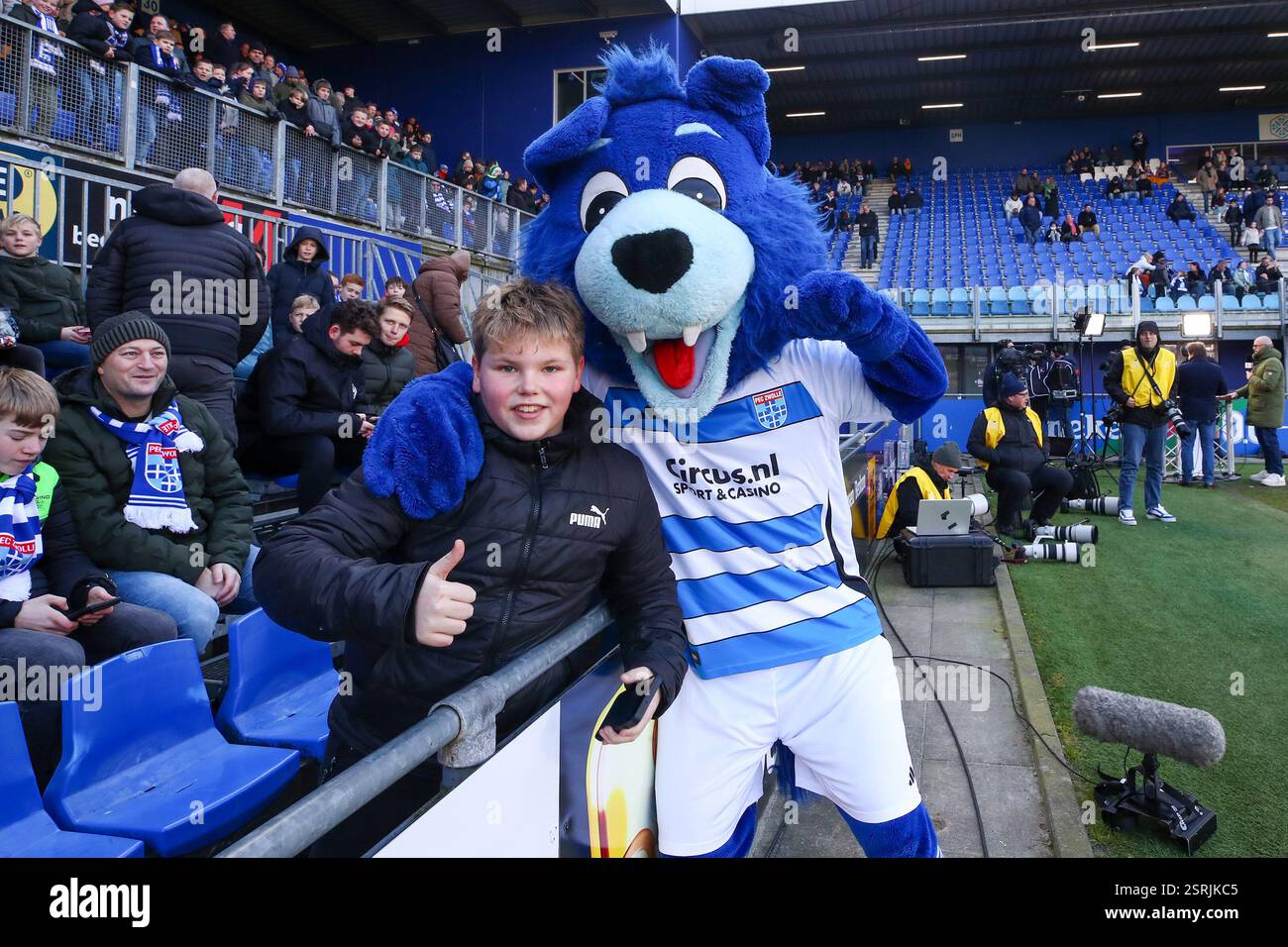 ZWOLLE, NIEDERLANDE - 16. FEBRUAR: Mascotte Zwolfje mit Fan beim niederländischen Eredivisie-Spiel zwischen PEC Zwolle und SC Heerenveen am 16. Februar 2025 im MAC3Park in Zwolle, Niederlande. (Foto: Ben Gal/Orange Pictures) Stockfoto