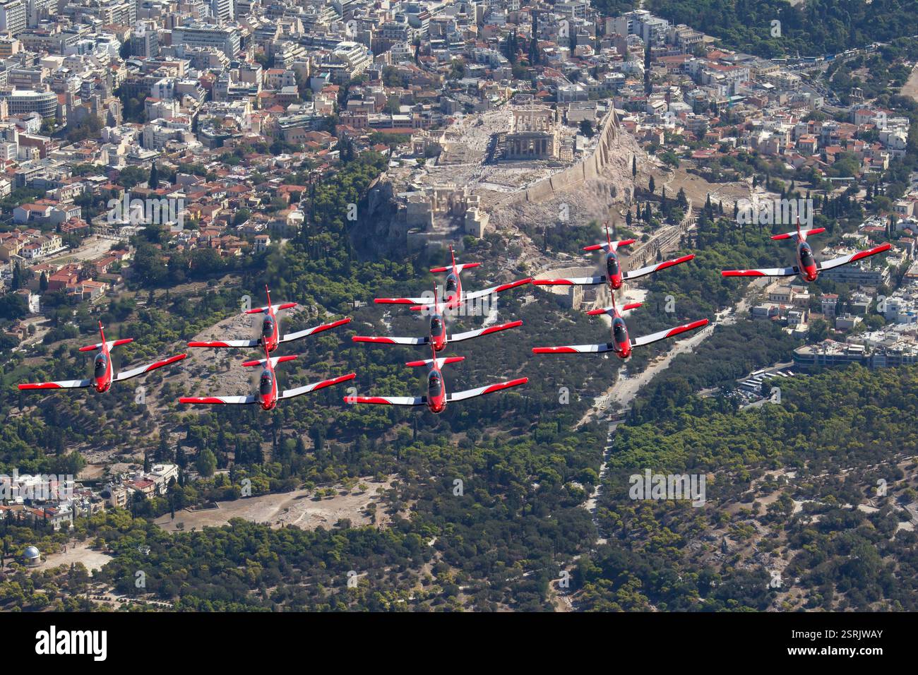 Das PC-7-Team der Schweizer Luftwaffe führt Kunstflugmanöver während der Flugschau Akropolis durch und zeigt die Vielseitigkeit und Präzision des Flugzeugs. Stockfoto