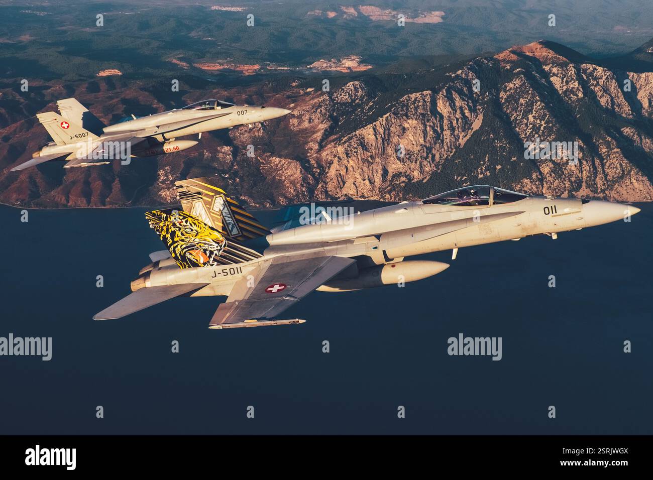 Die Schweizer Luftwaffe F/A-18 Hornet führt schnelle Manöver durch. Zweimotoriger Mehrzweckjäger, Luftüberlegenheit, Präzisionsschlag. Stockfoto