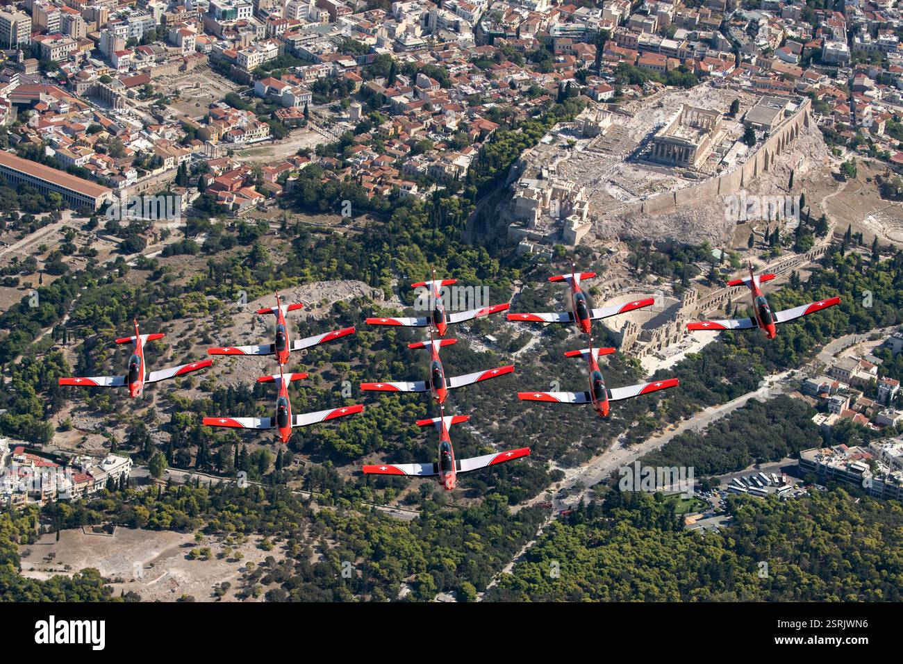Das PC-7-Team der Schweizer Luftwaffe führt während der Akropolis Präzisionsflugzeuge durch und zeigt die Schweizer Militärausbildung und -Fähigkeiten. Stockfoto