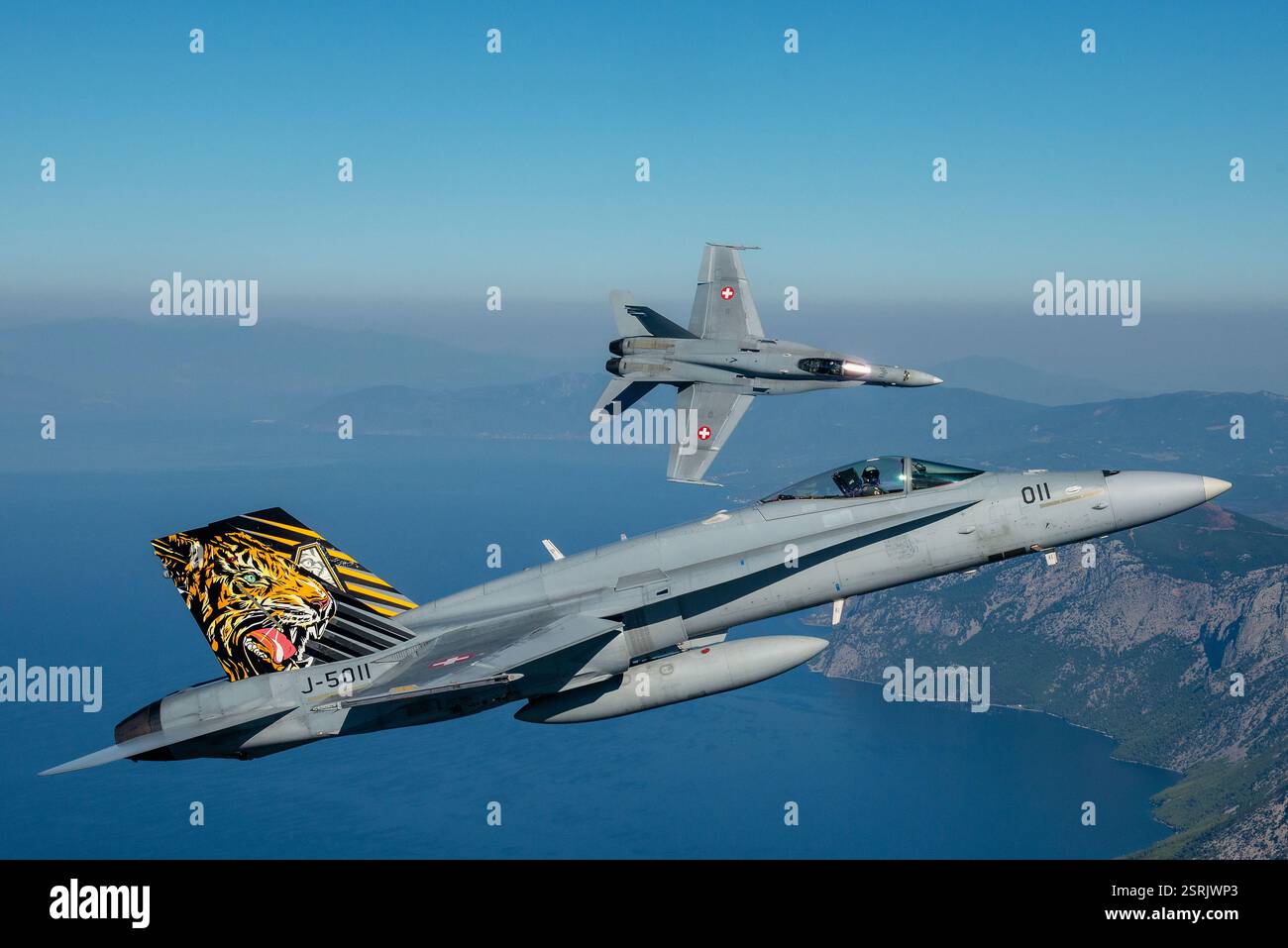 Die Schweizer Luftwaffe F-18 Hornet führt Hochgeschwindigkeitsmanöver durch. Mehrzweck-Kampfflugzeug mit fortschrittlicher Avionik und Radar. Stockfoto
