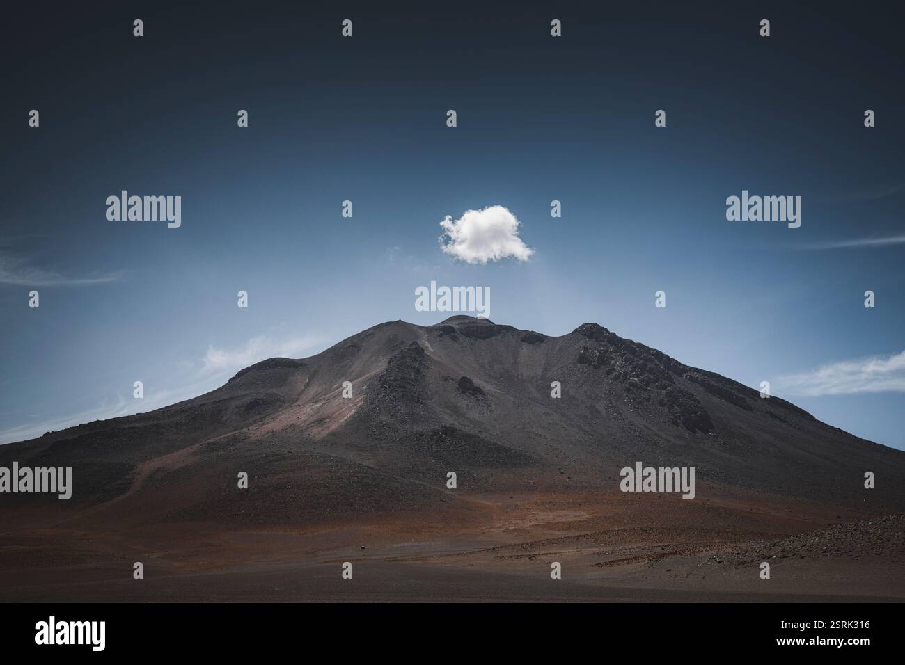 Wolke, die auf einem Berggipfel steht Stockfoto