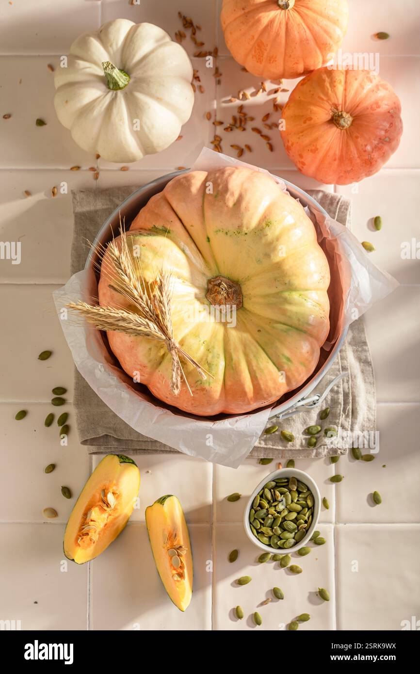 Vorbereitung zum Backen der Kürbisform für Thanksgiving. Gebackene Kürbisform. Farbenfroher Kürbis im Herbst. Stockfoto