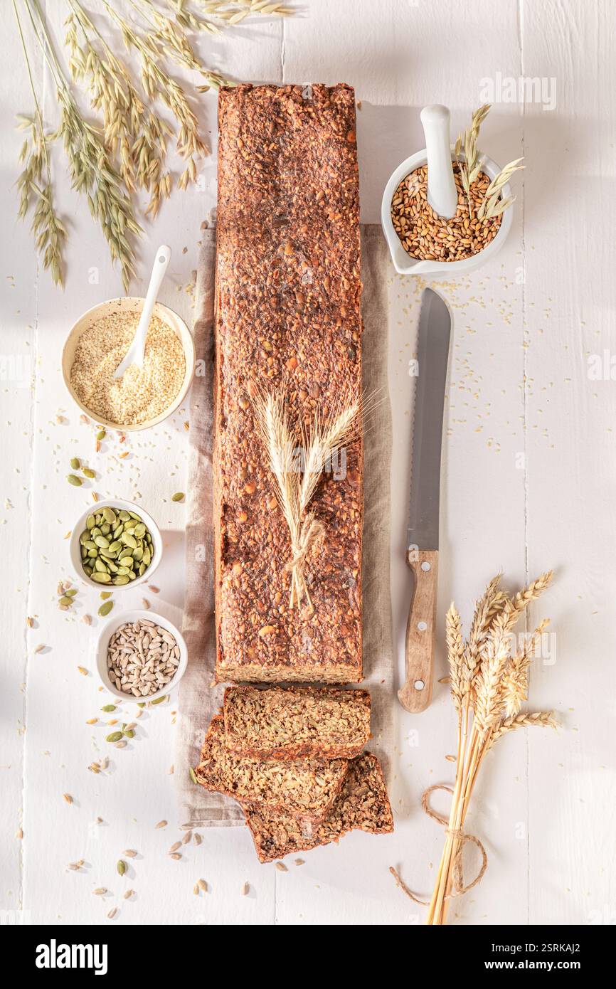 Ansicht von oben nach unten auf Vollkornbrot aus Blechform mit Ohren und Korn. Hausgemachtes graham-Brot. Stockfoto