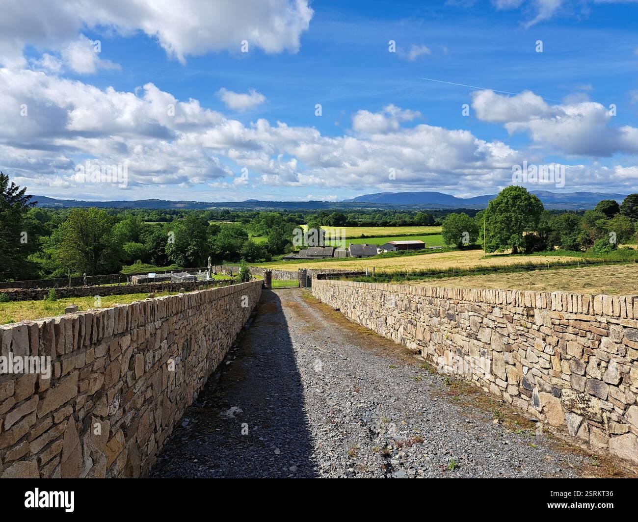 Die Kilkieran High Croses sind eine Gruppe von hohen Kreuzen, die ein National Monument im County Kilkenny, Irland, bilden. - Smartphone-aufgenommenes Stockfoto