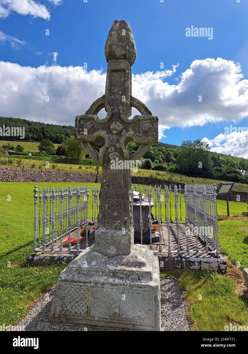 Die Kilkieran High Croses sind eine Gruppe von hohen Kreuzen, die ein National Monument im County Kilkenny, Irland, bilden. Bild des Westkreuzes in Kilkieran. - Smartphone-aufgenommenes Stockfoto