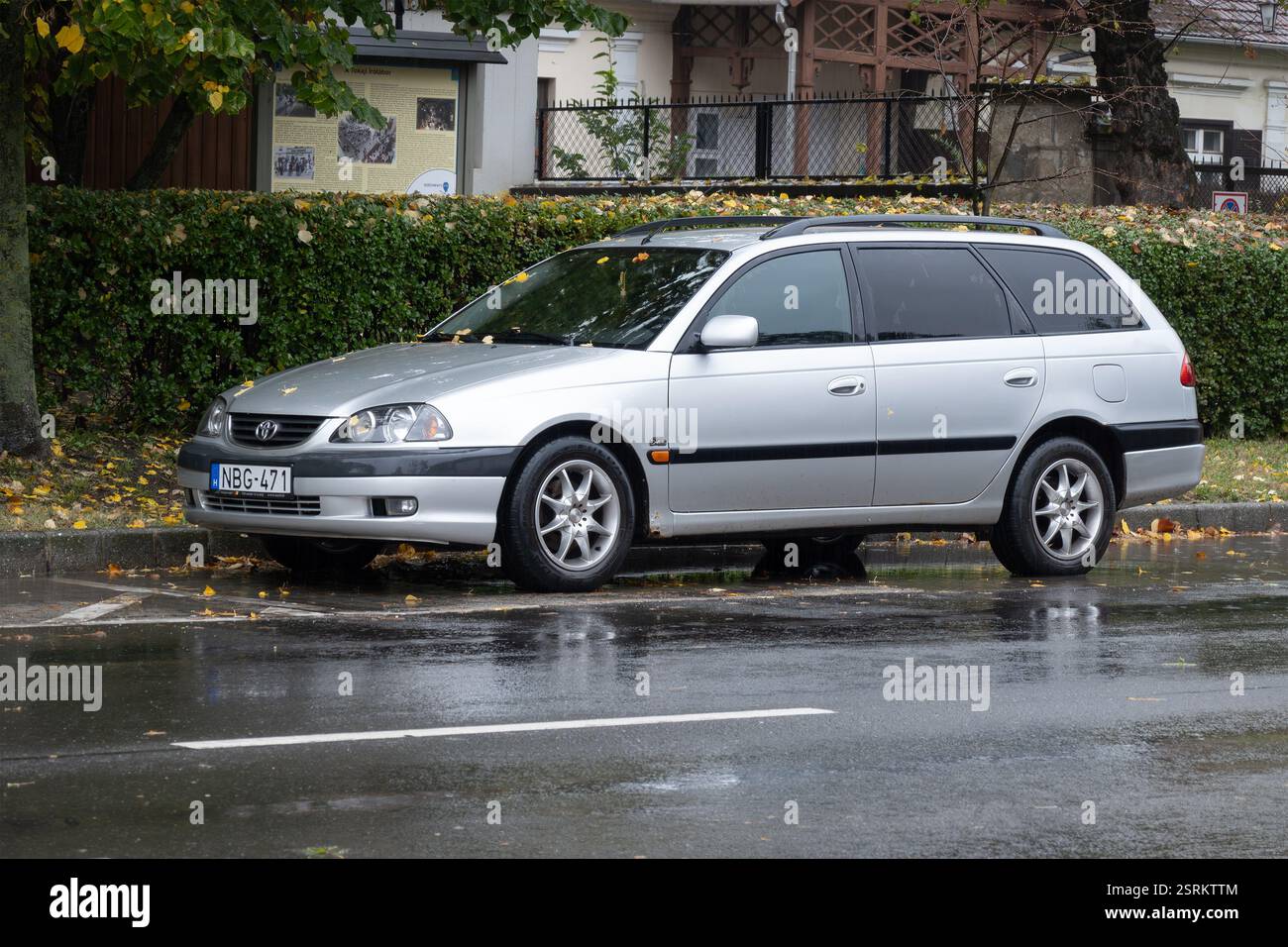 TOKAJ, UNGARN - 27. OKTOBER 2023: Ein überarbeiteter Toyota Avensis Estate Car parkt bei Regen auf der Straße Stockfoto