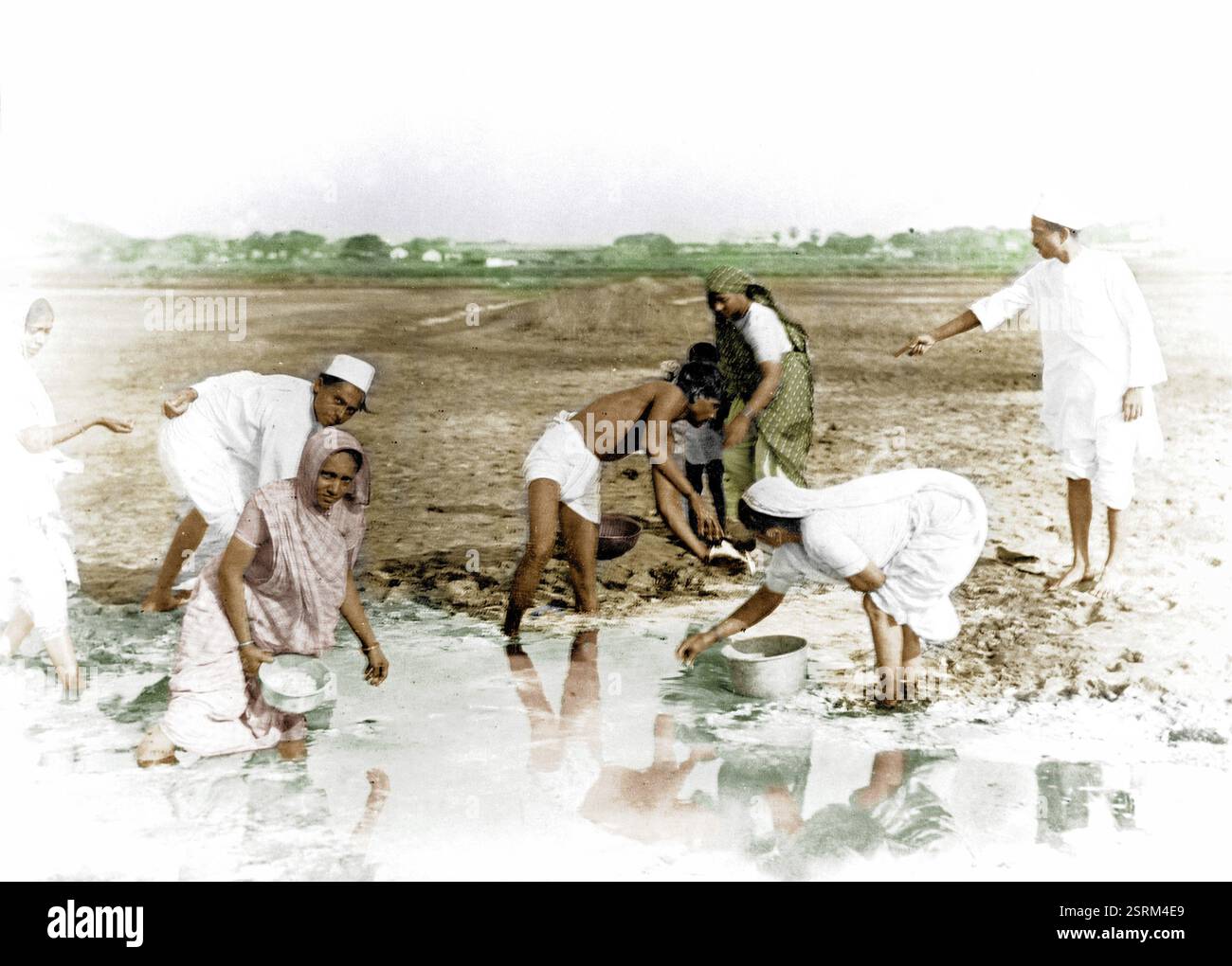 Satyagrahis extrahiert natürliches Salz, Indien, Asien, April 1930, Asien Stockfoto