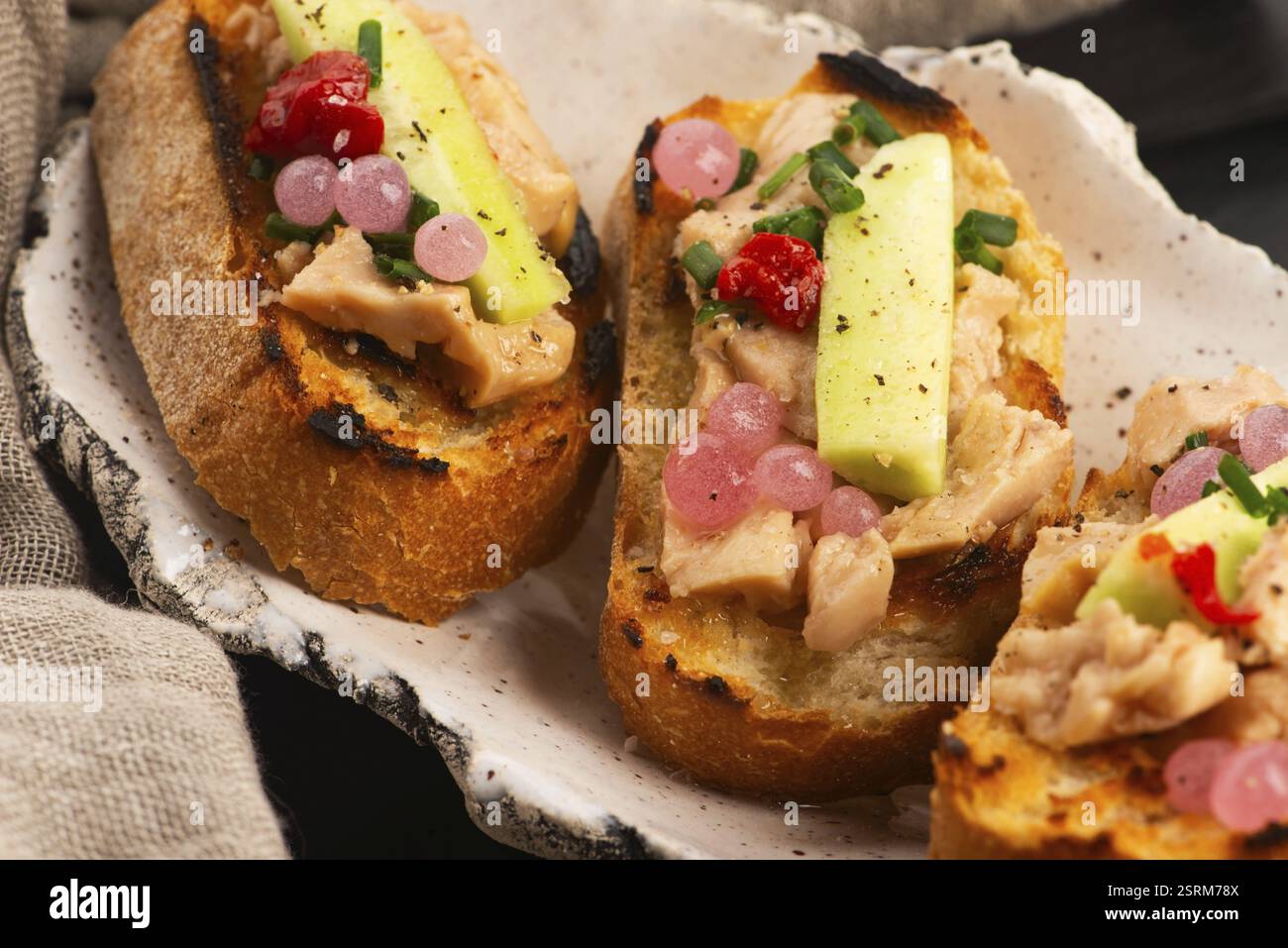 Sandwich mit Kabeljauleber. Gesundes Lebensmittelkonzept. Hintergrund zu Lebensmittelrezepten. Nahaufnahme Stockfoto