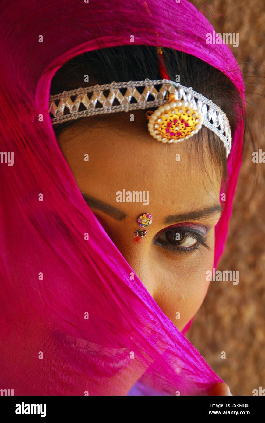 Porträt der Gujarati Folk Tänzerin, die Gesicht mit Dupatta versteckt, Jaisalmer, Rajasthan, Indien MR#704 Stockfoto