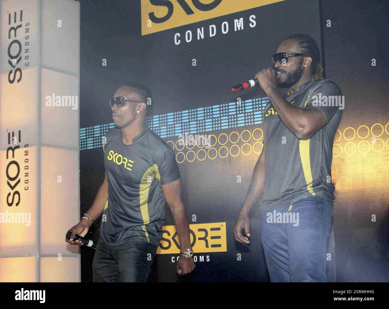 West Indies Cricket-Spieler Dwayne Bravo und Chris Gayle während der Einführung des Skore Champion Serie Kondome Mumbai Stockfoto